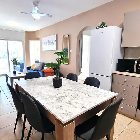 2 Cozy Apts, Fast Internet, 5 Min Walk To Beach! ラルナカ
