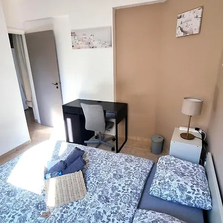 2 Cozy Apts, Fast Internet, 5 Min Walk To Beach! *