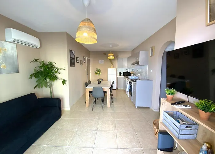 2 Cozy Apts, Fast Internet, 5 Min Walk To Beach!