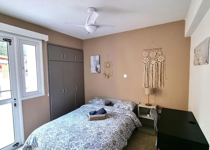 2 Cozy Apts, Fast Internet, 5 Min Walk To Beach! *